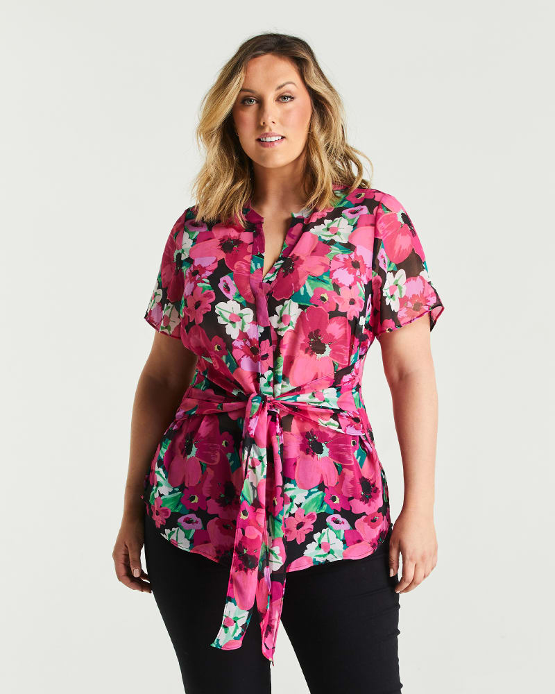 Front of a model wearing a size 1X Mahola Top in Print by Estelle. | dia_product_style_image_id:235211
